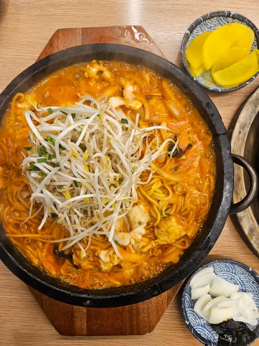 자작하게 끓는 누룽지 돌판짬뽕