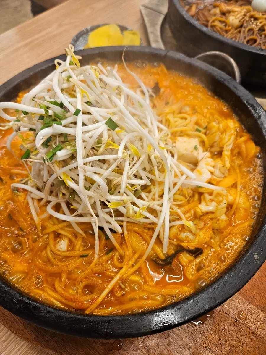 면을 들어올린 돌판짬뽕