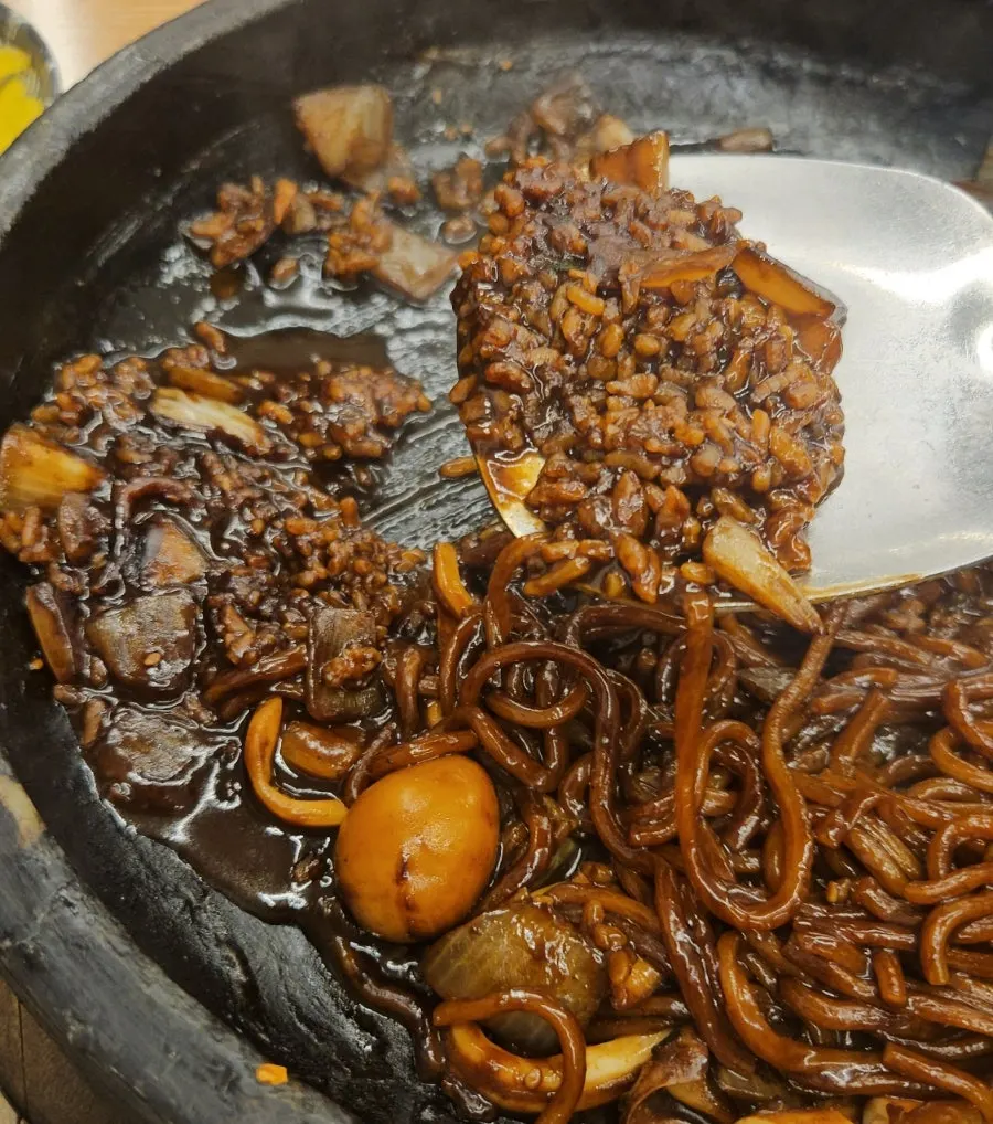 돌판에 남은 누룽지 마무리