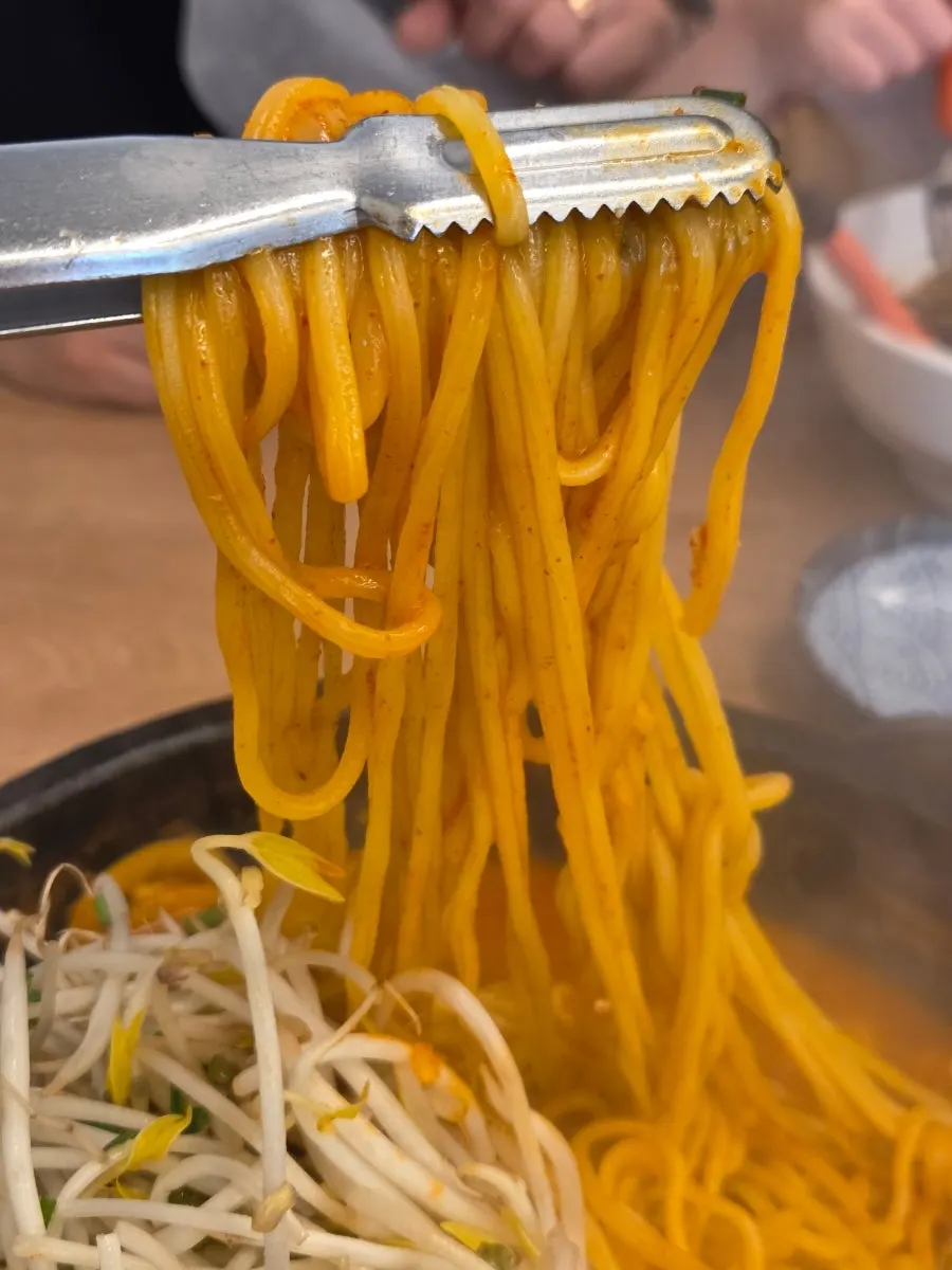 돌판에서 끓고 있는 돌짬뽕
