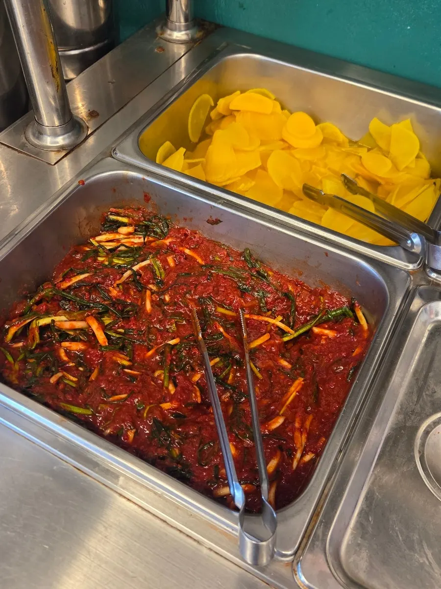 단무지와 양파, 파김치가 놓인 셀프바