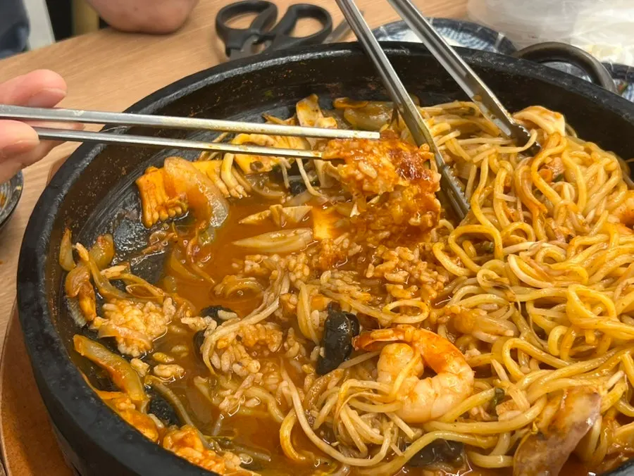 돌판 바닥에 눌은 누룽지