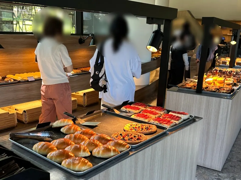 다양한 빵이 진열된 카페 먹 베이커리 코너