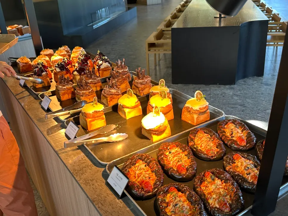 카페 먹 빵 코너 진열 모습