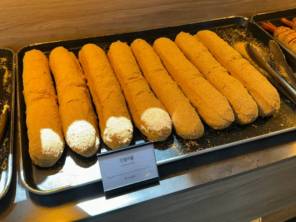 카페 먹 인기 빵 진열 모습