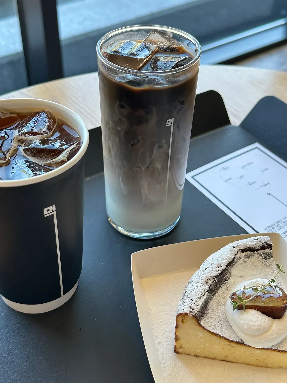 카페 먹 아메리카노와 먹 블랙라떼