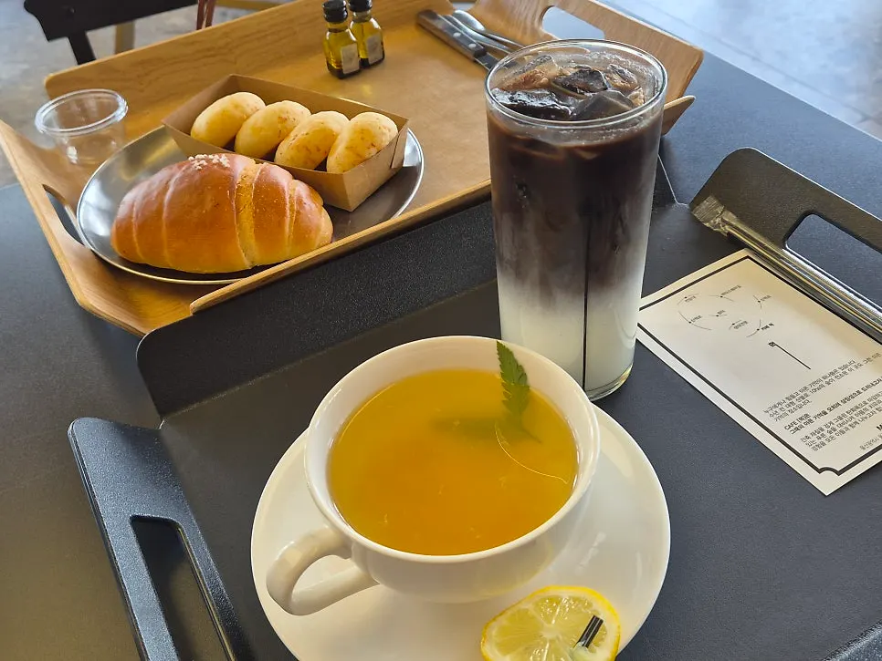 MUG black latte on the table