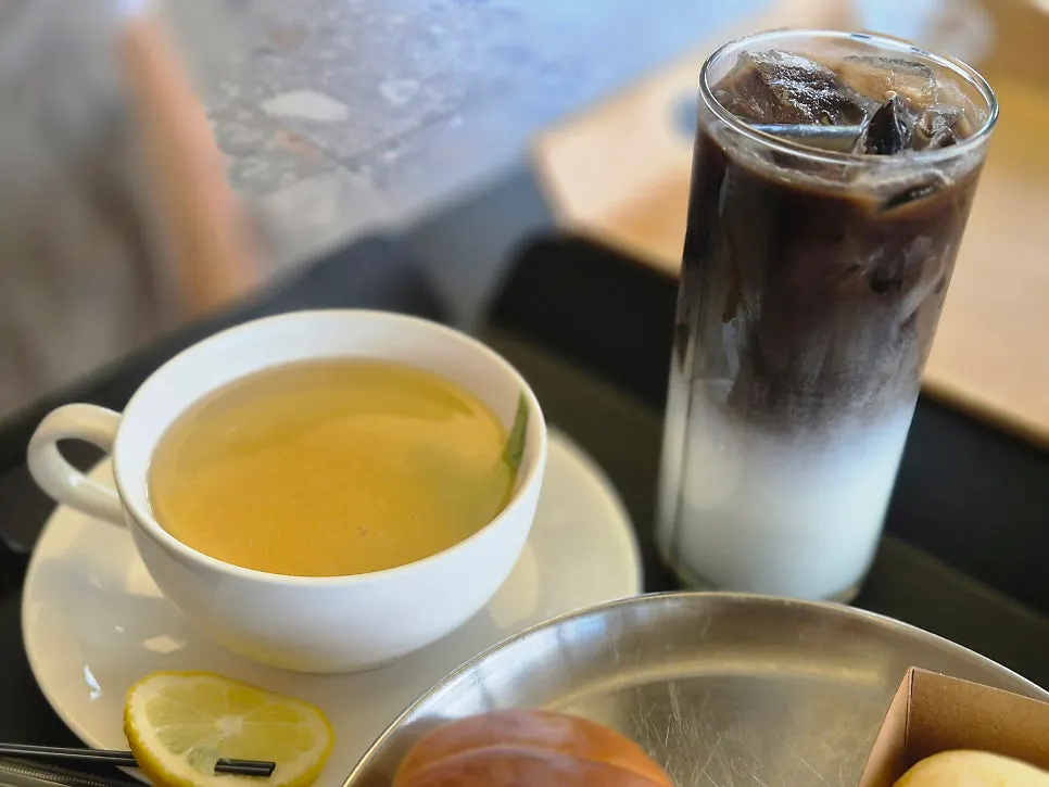 Lemon citron tea and seating at MUG