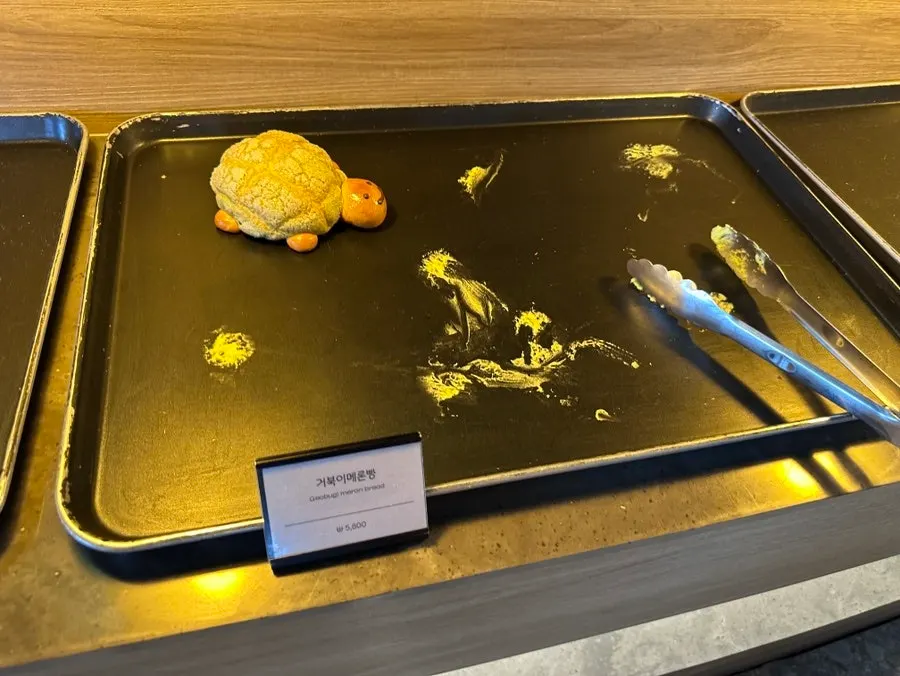 MUG's bakery display counter