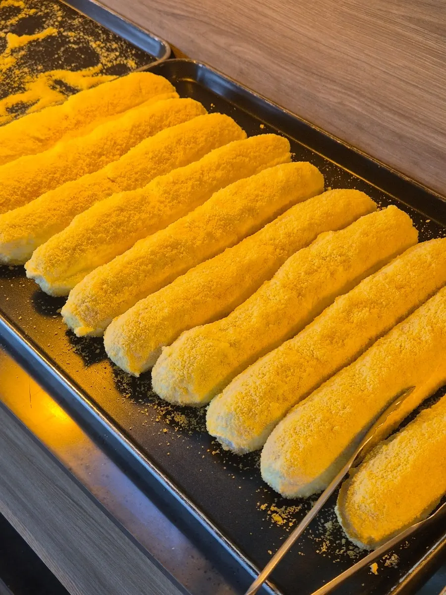 카페 먹 베이커리 진열대의 빵 종류