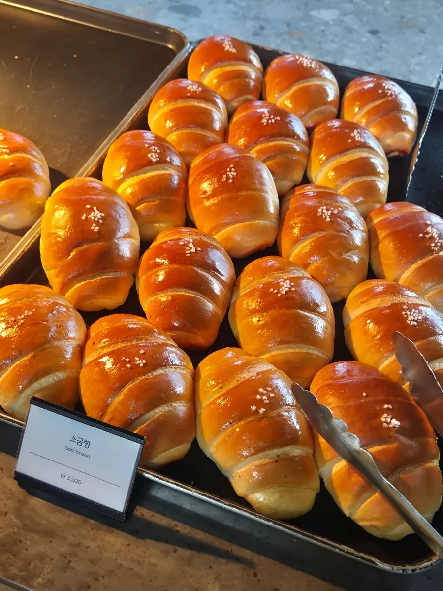 카페 먹 진열대의 디저트 빵