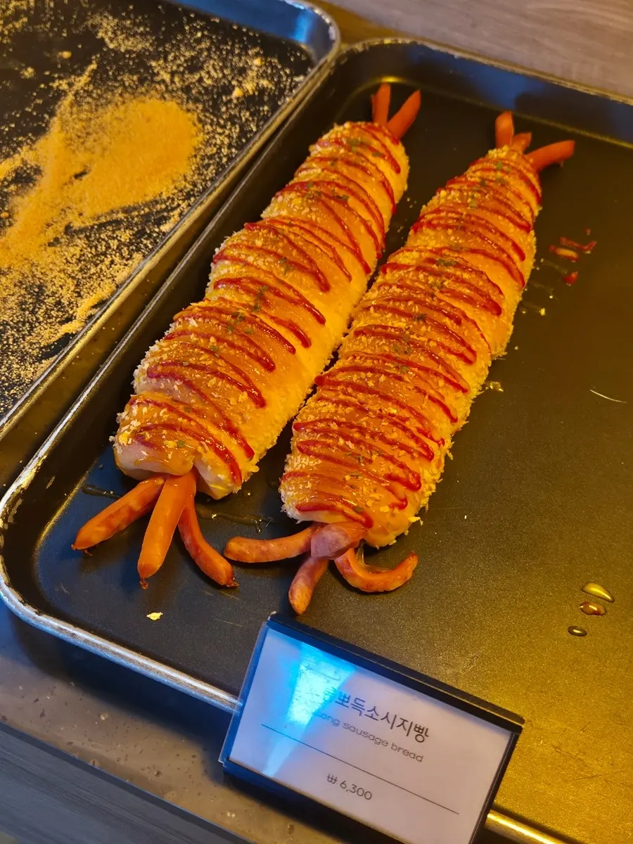 카페 먹 빵 종류가 놓인 진열대