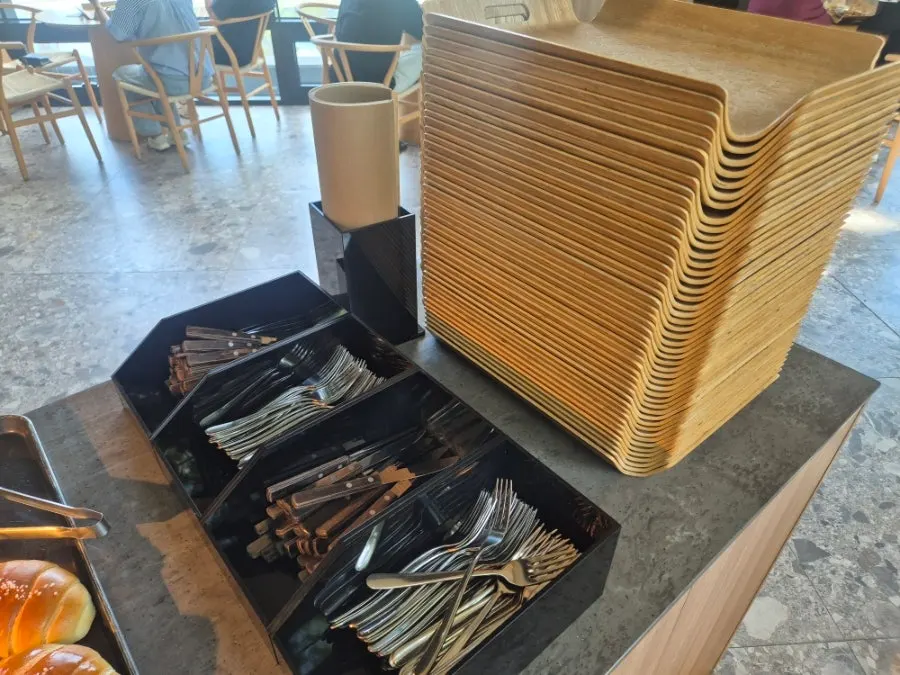 카페 먹 빵과 음료를 함께 놓은 자리