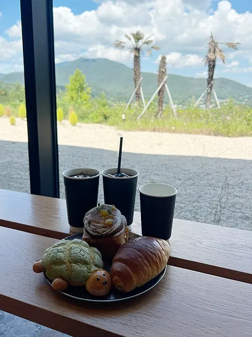 탄화목으로 지어진 카페 먹 건물
