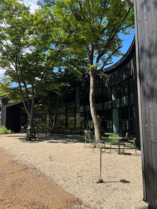 카페 먹 야외 공간과 주변 자연 풍경