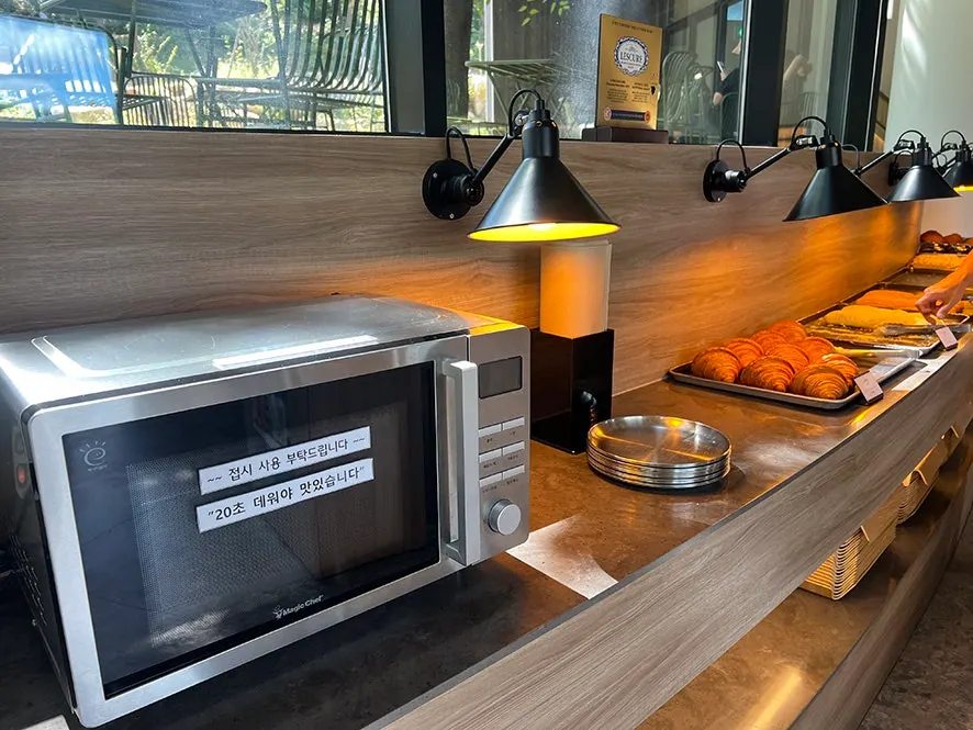 카페 먹 소금빵과 메론빵