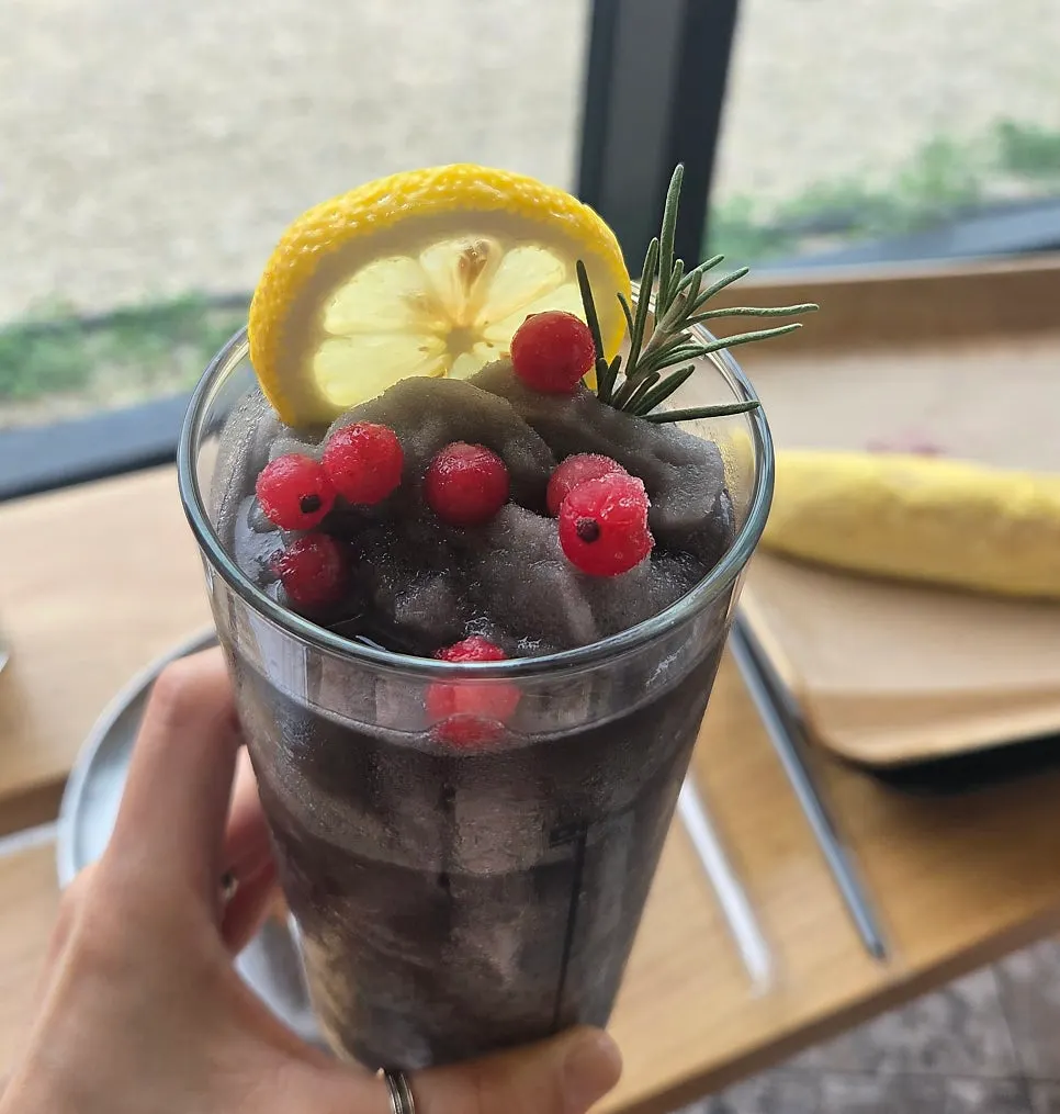 A refreshing cup of MUG lemon smoothie