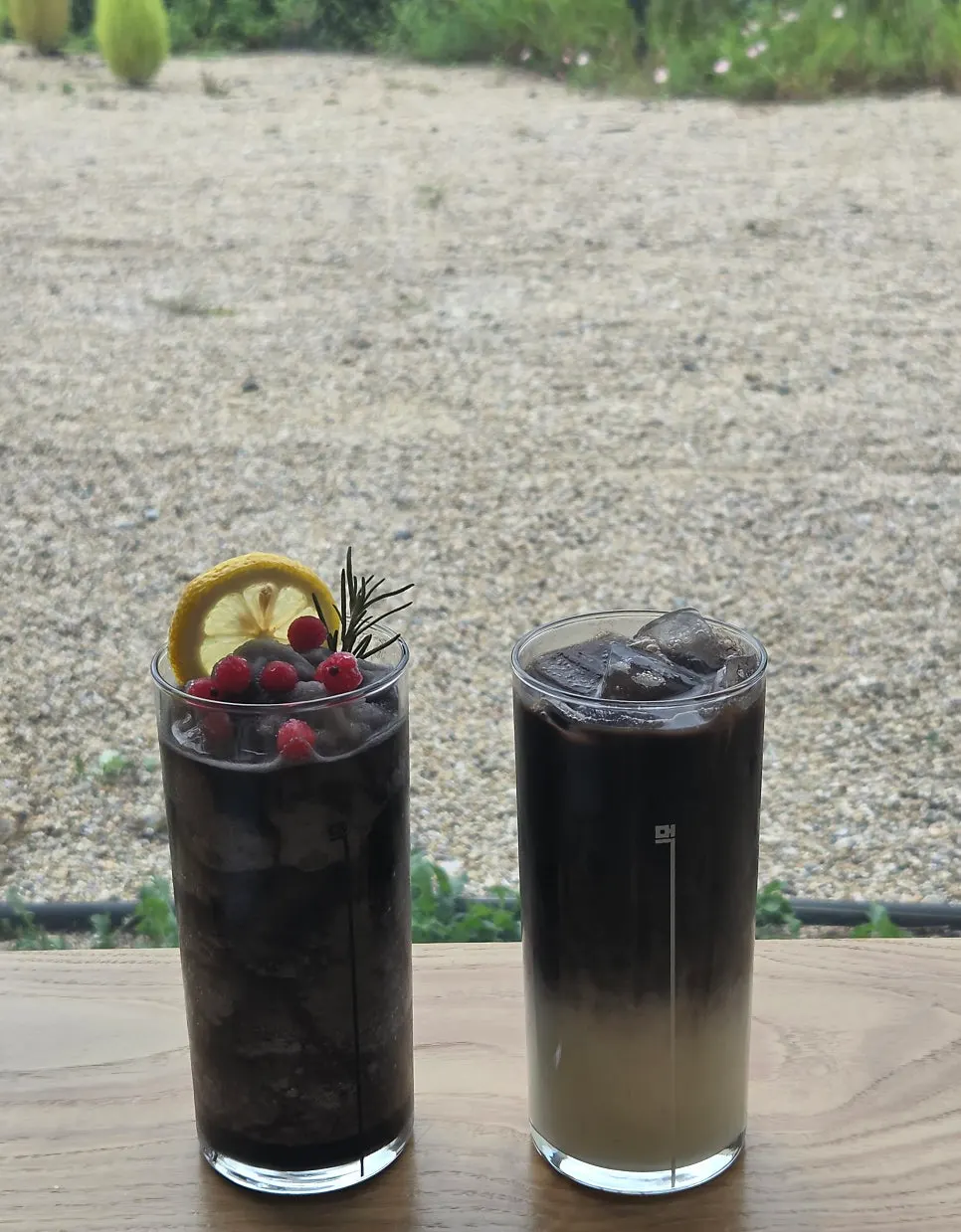 MUG lemon smoothie topped with black lemon