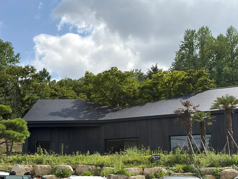 Exterior of MUG, a large bakery café in Eonyang