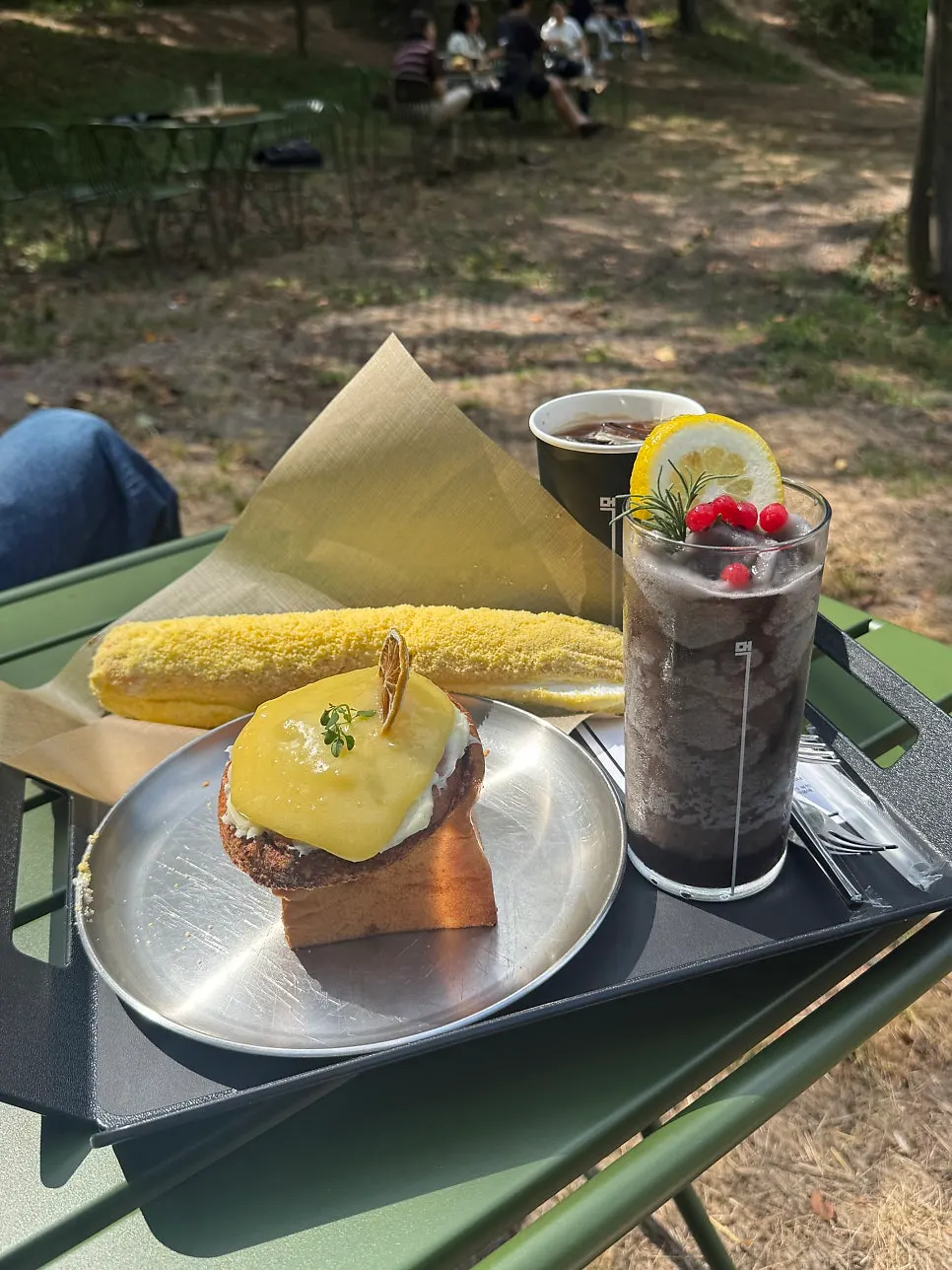 MUG's lawn and outdoor tables