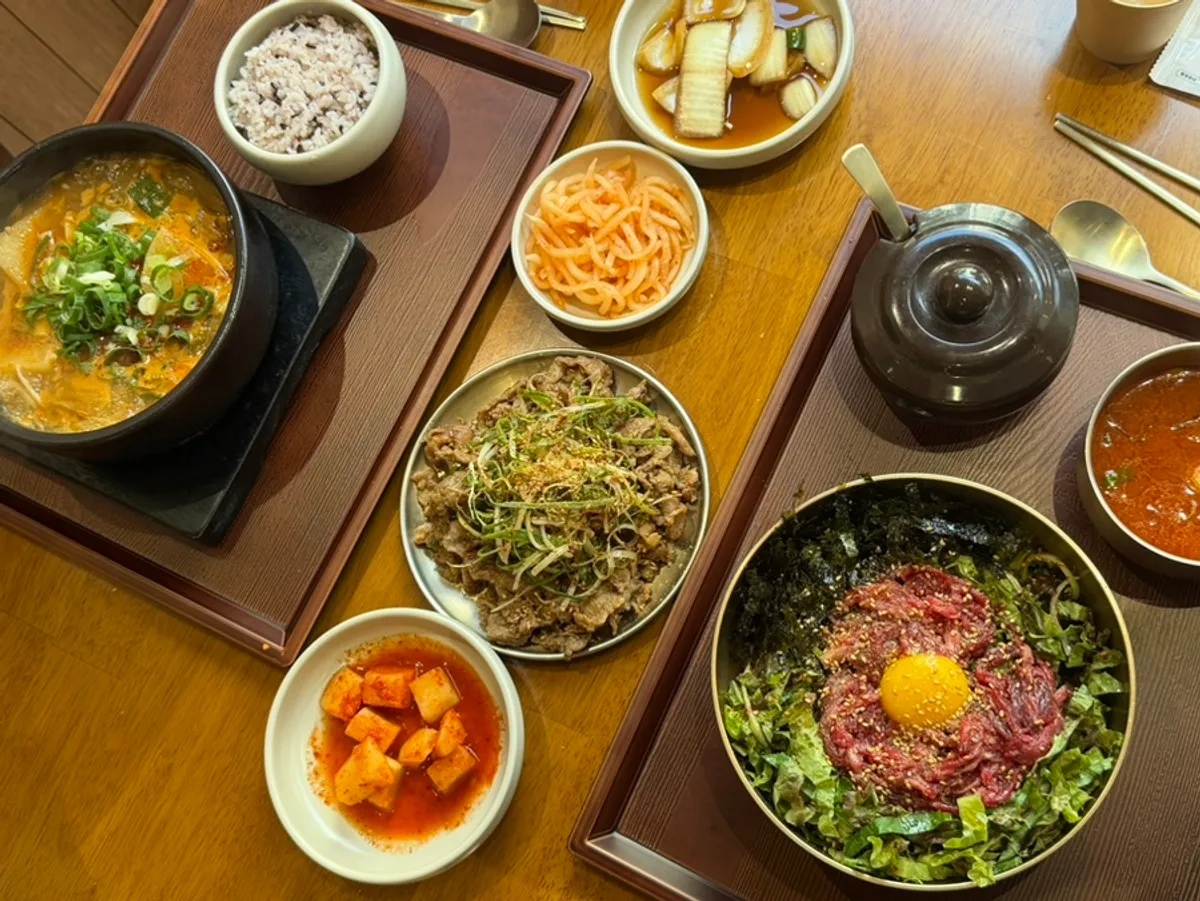 복산해장국 육회비빔밥 돼지불고기 한 상