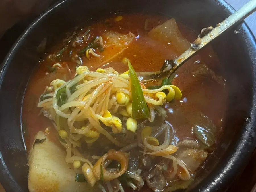 소면과 육회를 곁들인 육회비빔밥