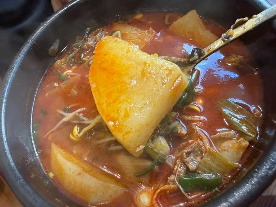 푸짐한 육회비빔밥 식사