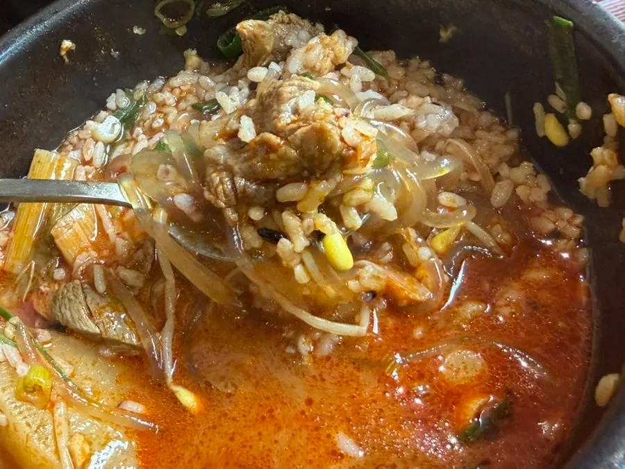 해장국에 밥을 비벼 먹는 식사