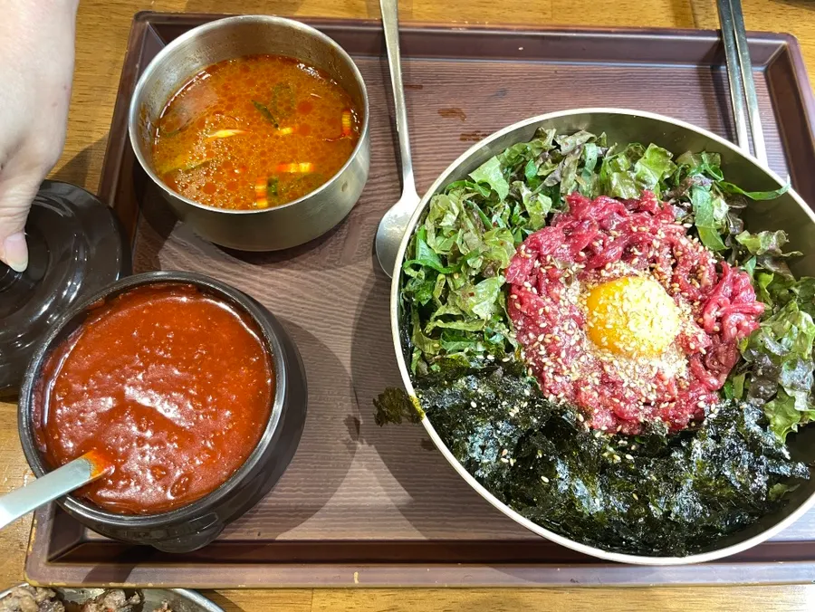 Yukhoe bibimbap eaten without sauce