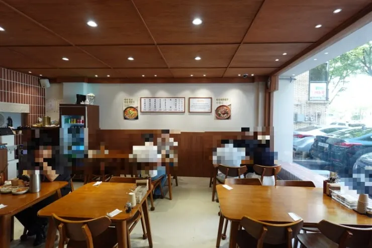 우드톤 인테리어의 복산해장 매장 내부