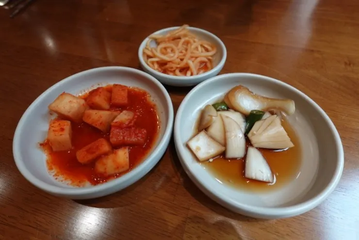 깍두기 무생채 양파장아찌 기본찬