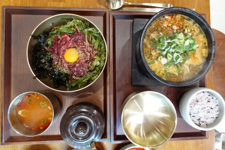 쟁반에 담겨 나온 복산해장 식사 메뉴