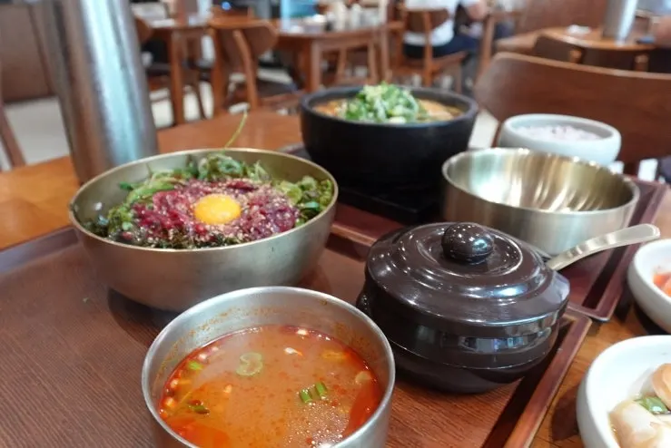 해장국 건더기를 건져 올린 모습