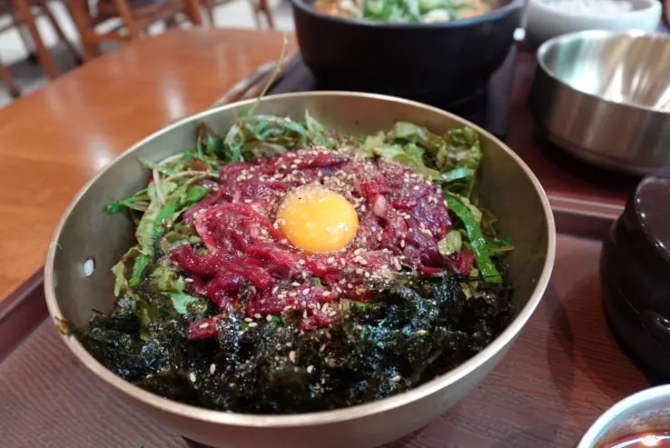 노른자가 올라간 복산해장 육회비빔밥