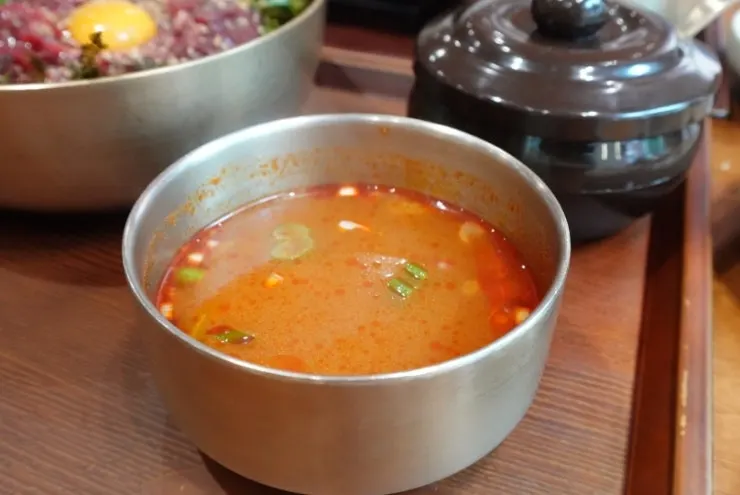 육회비빔밥과 서비스로 나온 국물