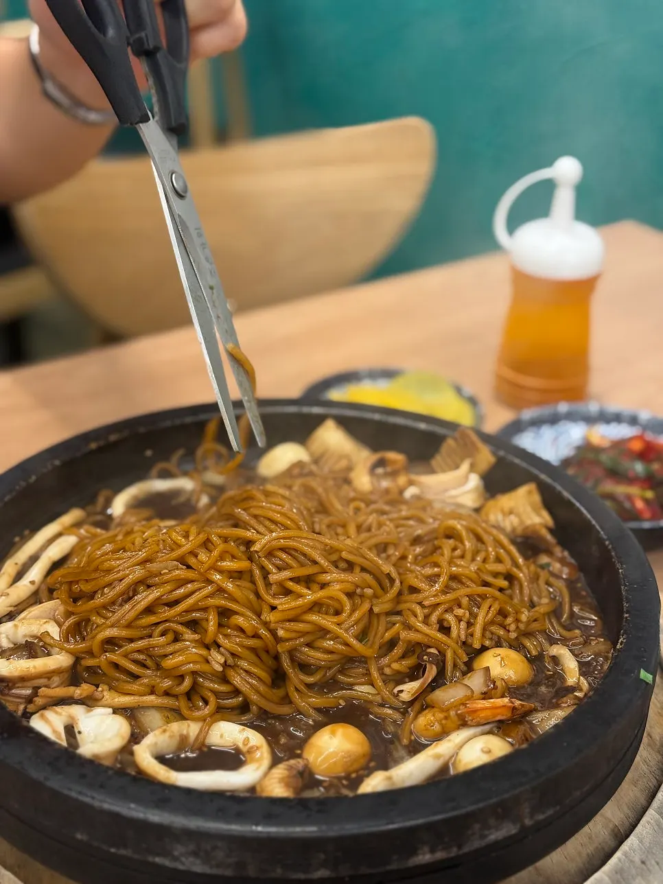 Scorched-rice stone-plate jjajang sizzling on the stone plate