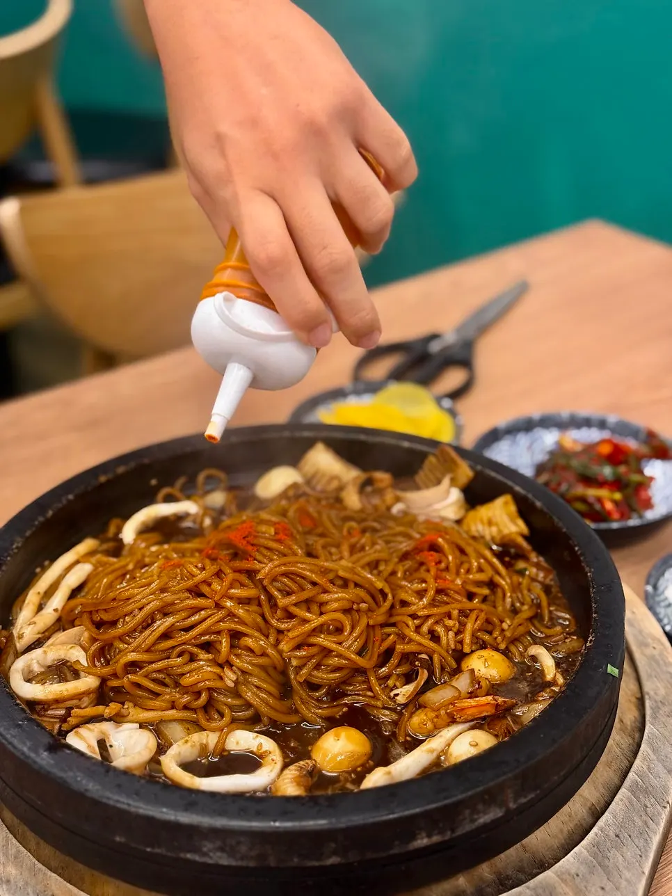 Scorched-rice stone-plate jjajang with added whole squid
