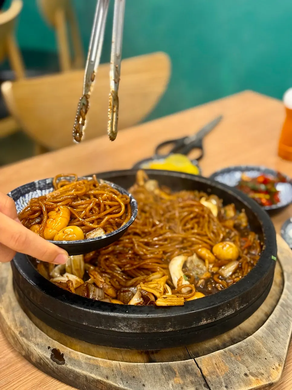Mixing the stone-plate jjajang over the layer of scorched rice