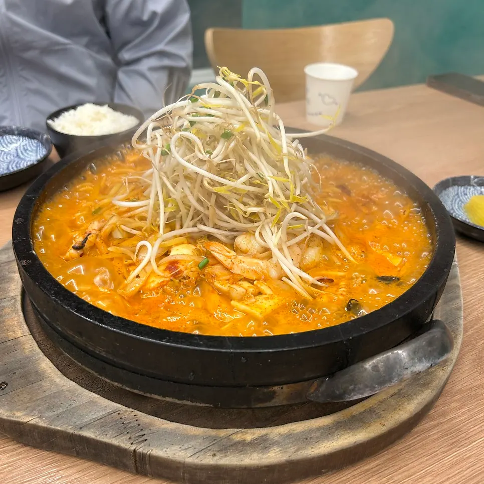 Medium scorched-rice stone jjamppong served on a hot stone plate