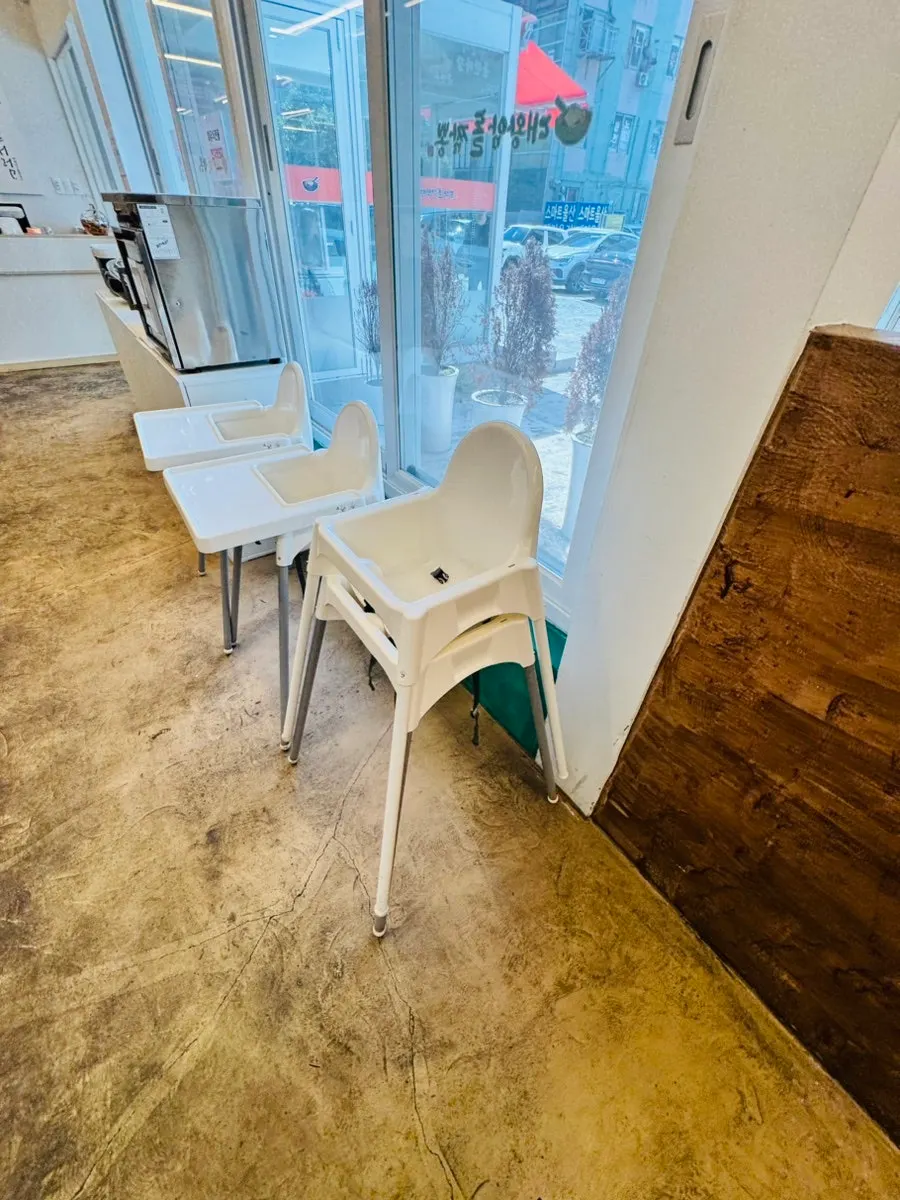 Seating area with white tones and wood materials