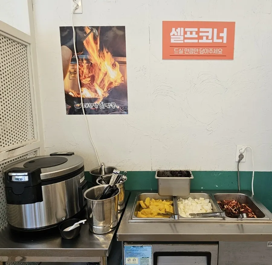 입구 쪽 유아 의자와 유아 식기, 이유식 전자레인지