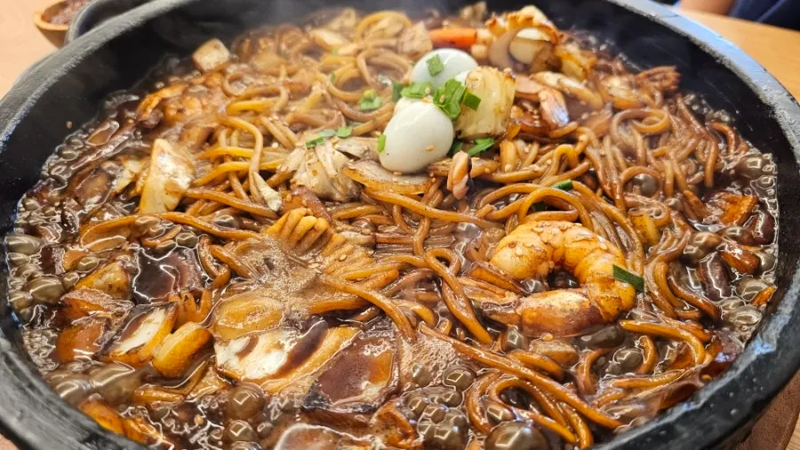 파김치와 공기밥이 준비된 무한리필 셀프바