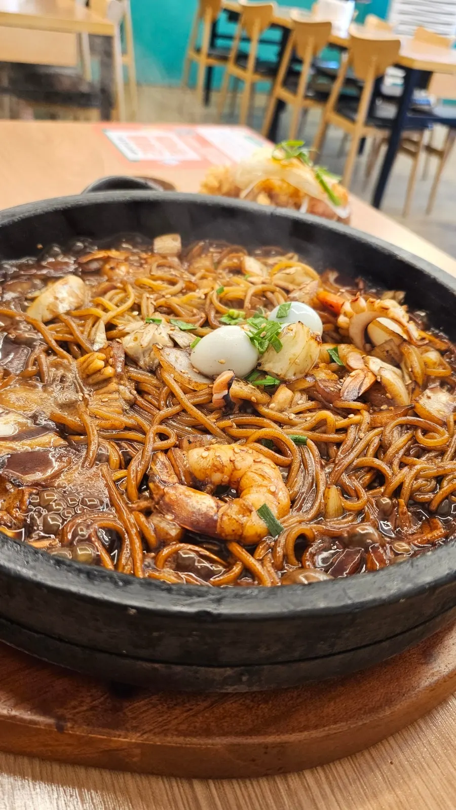셀프바에 담긴 양념 가득한 파김치