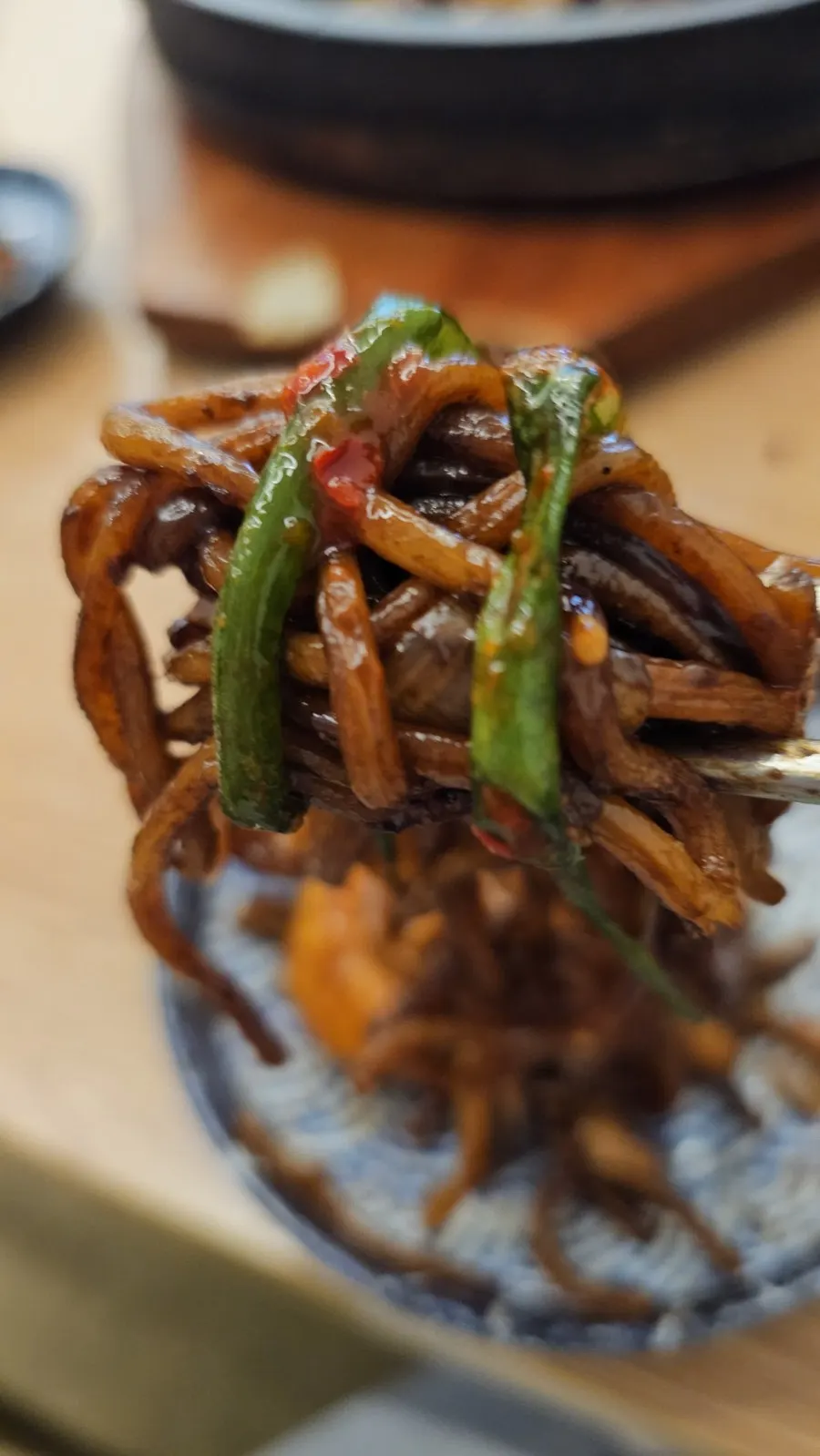 돌판에서 비벼 먹는 돌짜장 면