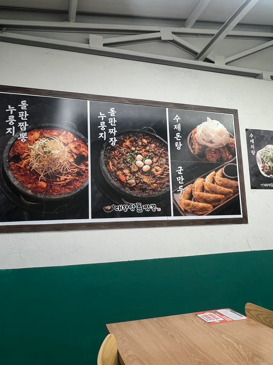 후식 요구르트와 과자 코너