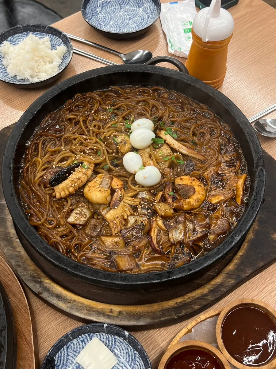 해산물이 올라간 돌짜장 한 그릇