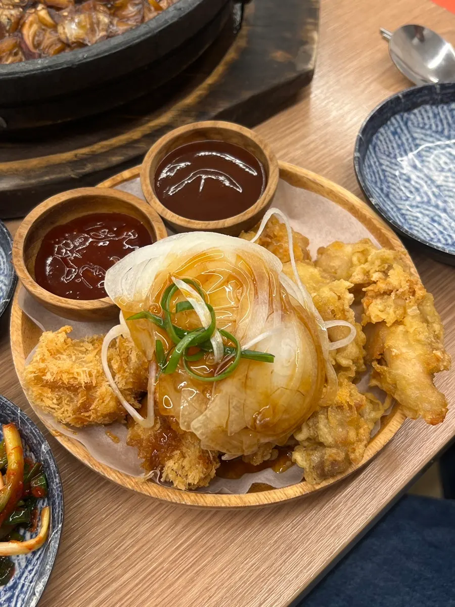 돌판 바닥에 눌어붙은 누룽지