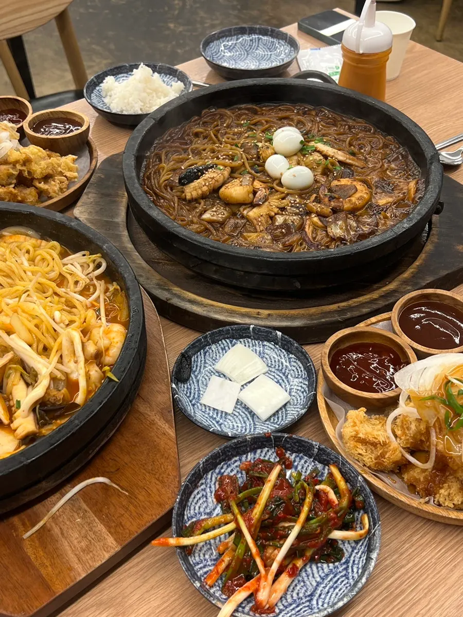 오징어를 추가한 돌짬뽕