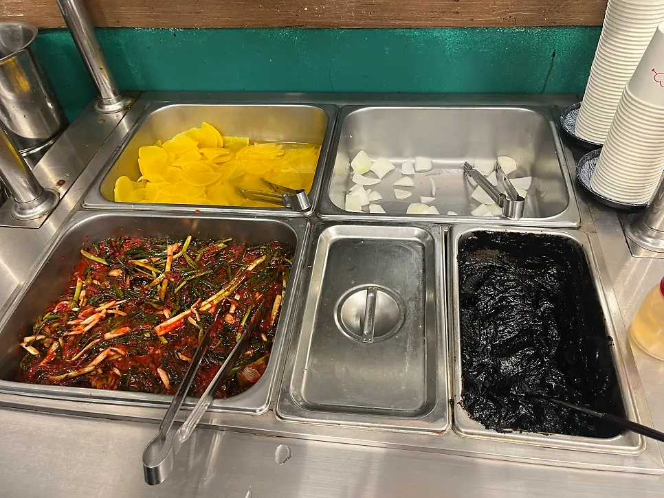 파김치가 놓인 셀프 코너