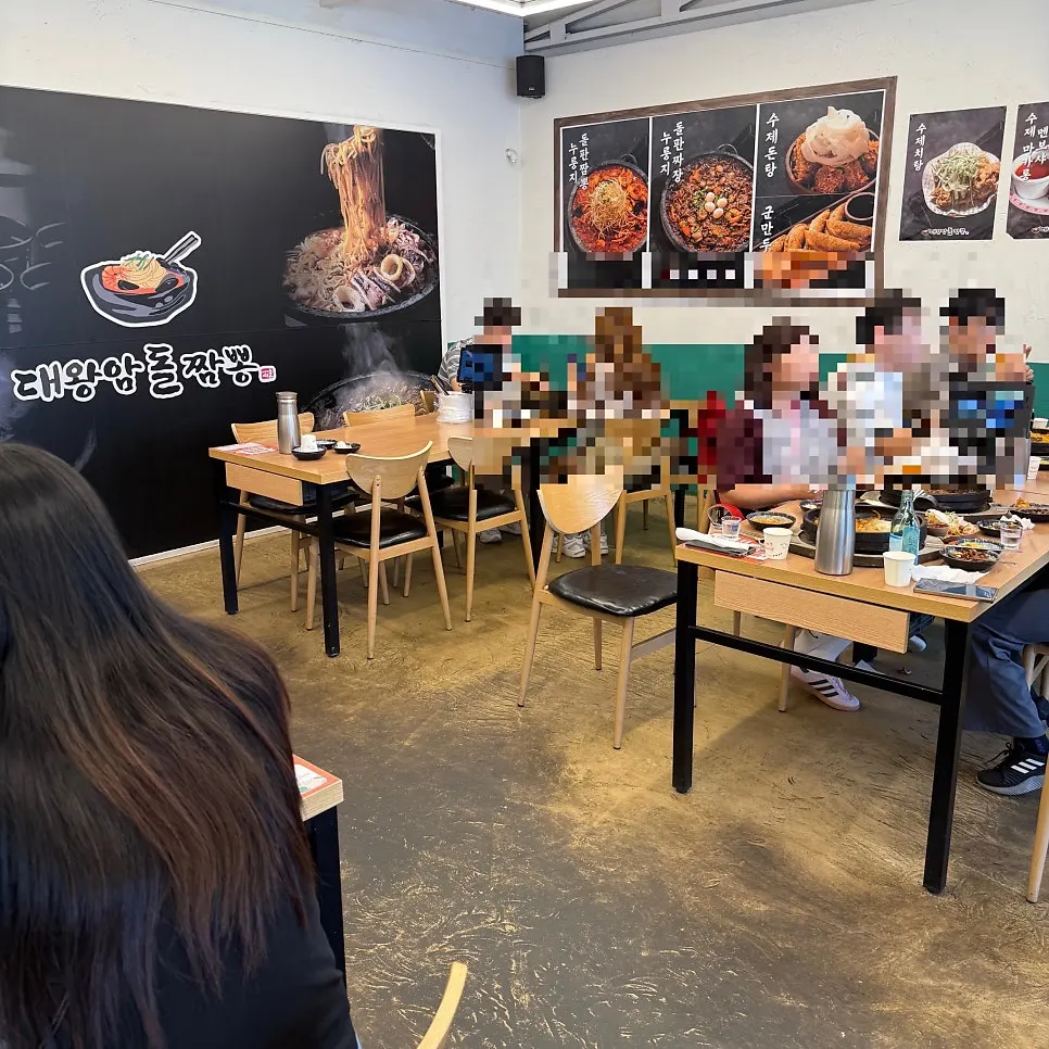 Interior atmosphere of the Chinese restaurant in Ilsanji, Ulsan